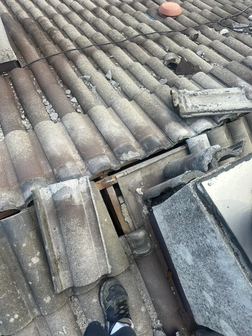 Tuiles cassées remplacées pendant la rénovation de la toiture