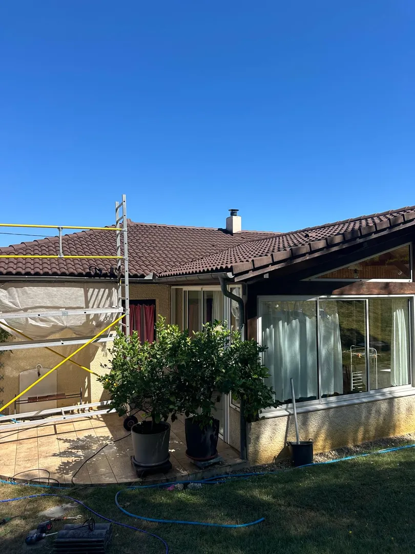 Maison pendant le chantier de rénovation de toiture, échafaudage en place