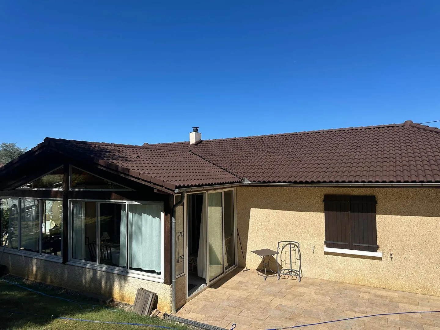 Maison de plain-pied avec sa toiture en tuiles rénovée